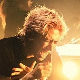 ONE OK ROCKのライブにて、力強いボーカルでパフォーマンスするTaka